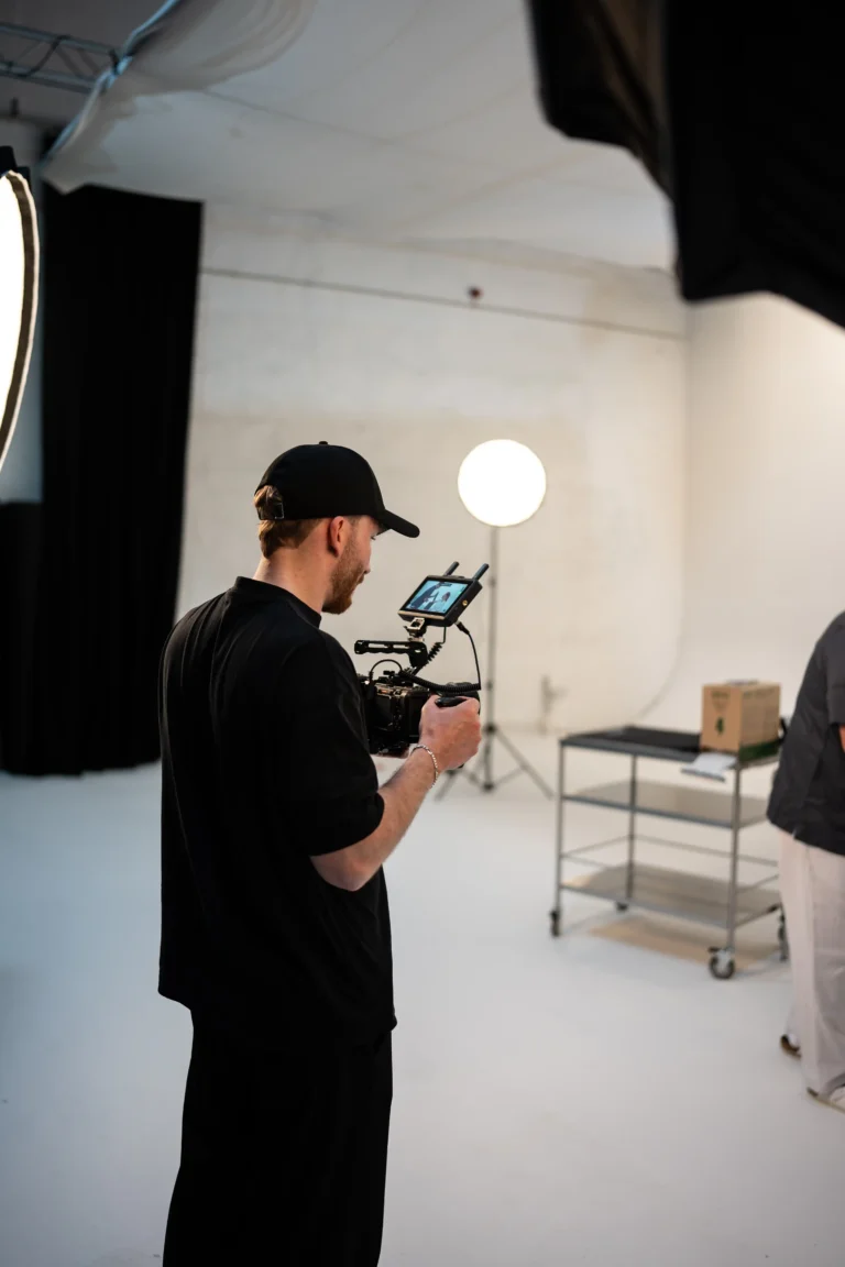 Behind-the-Scenes Aufnahme vom Fotogen NRW Team bei einer Foto- und Videoproduktion