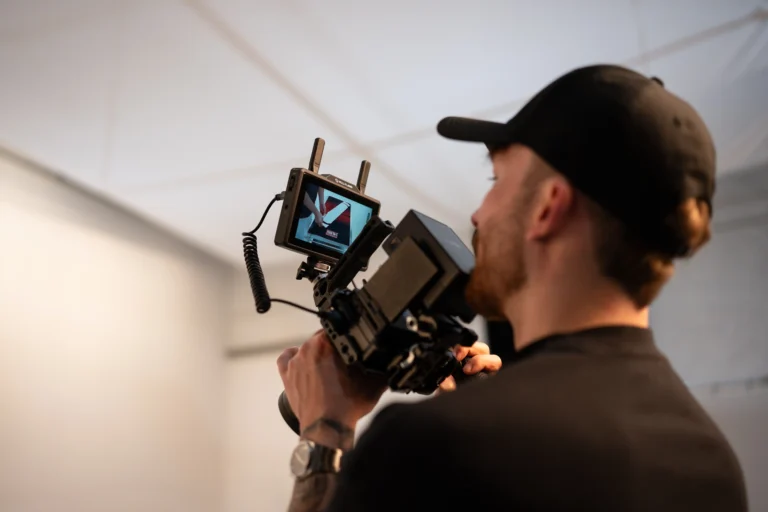 Behind-the-Scenes Aufnahme vom Fotogen NRW Team bei einer Foto- und Videoproduktion