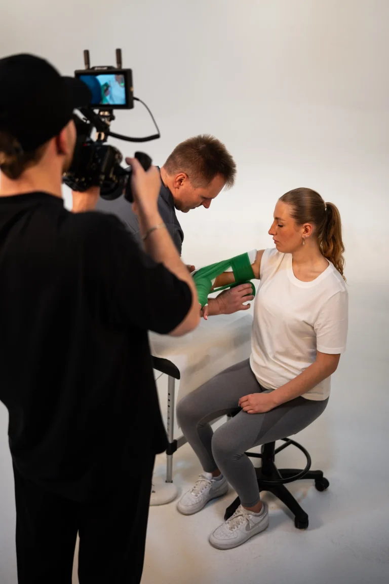 Behind-the-Scenes Aufnahme vom Fotogen NRW Team bei einer Foto- und Videoproduktion