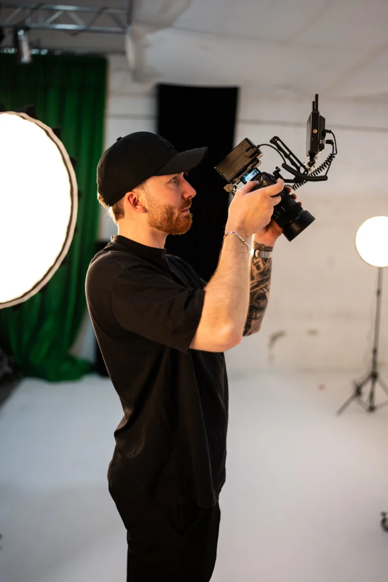 Behind-the-Scenes Aufnahme vom Fotogen NRW Team bei einer Foto- und Videoproduktion