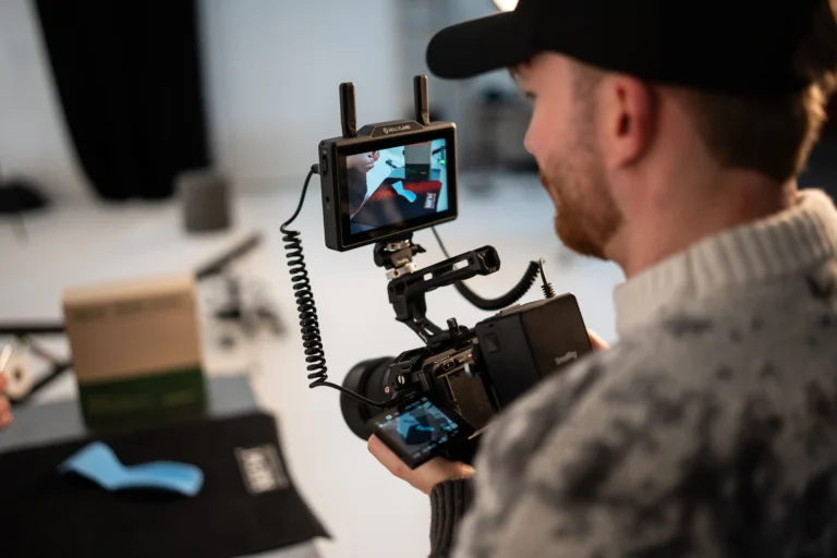 Behind-the-Scenes Aufnahme vom Fotogen NRW Team bei einer Foto- und Videoproduktion