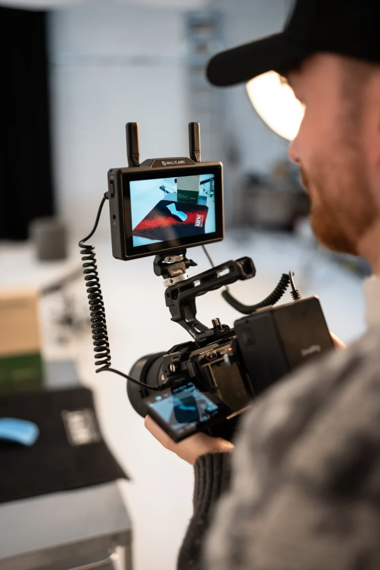 Behind-the-Scenes Aufnahme vom Fotogen NRW Team bei einer Foto- und Videoproduktion