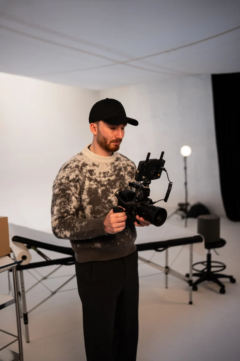 Behind-the-Scenes Aufnahme vom Fotogen NRW Team bei einer Foto- und Videoproduktion